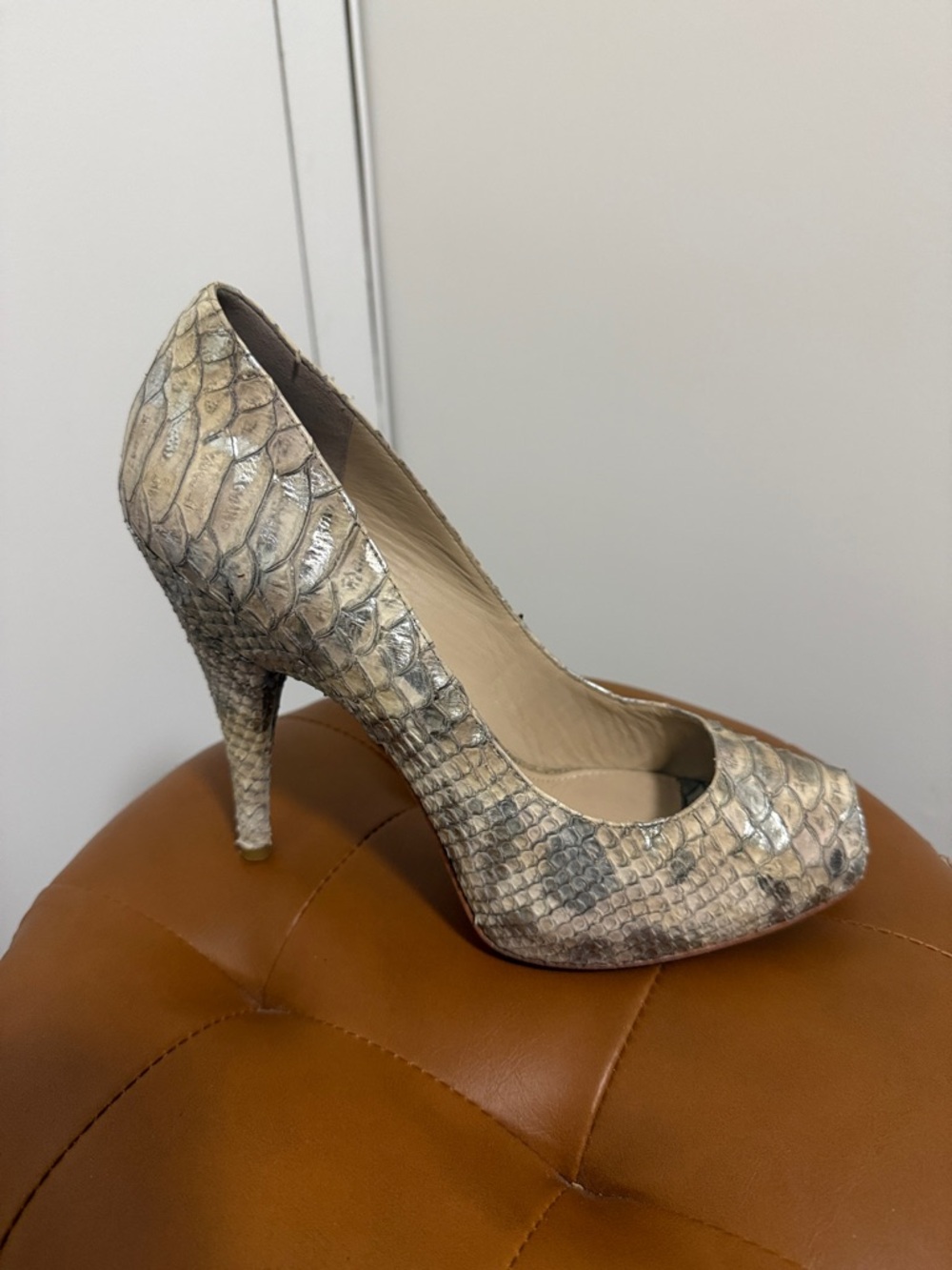 Joan & David Leather Metallic Snakeskin Embossed Peep Toe Pump. Size 8. - Picture 3 of 8